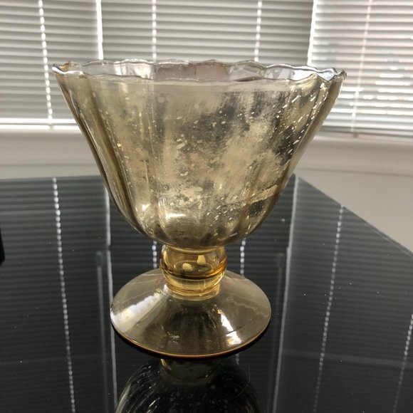 Flower Vase Gold - Picture 1 of 3